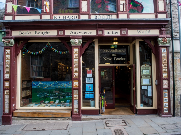 Golygfa allanol o flaen y siop lyfrau gydag arwyddion Richard Booth