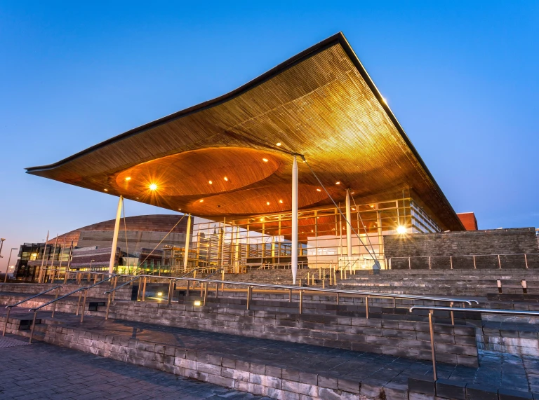 Golwg allanol o’r Senedd ym Mae Caerdydd.