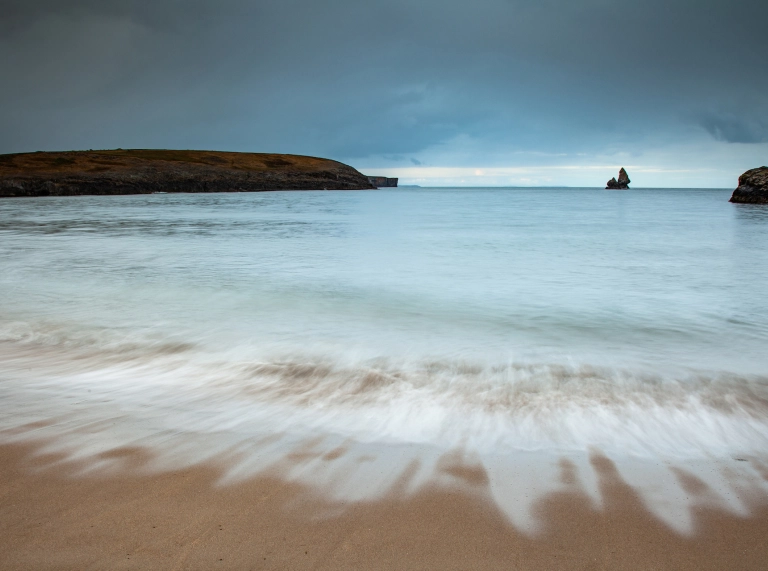 Traeth tywodlyd llydan.