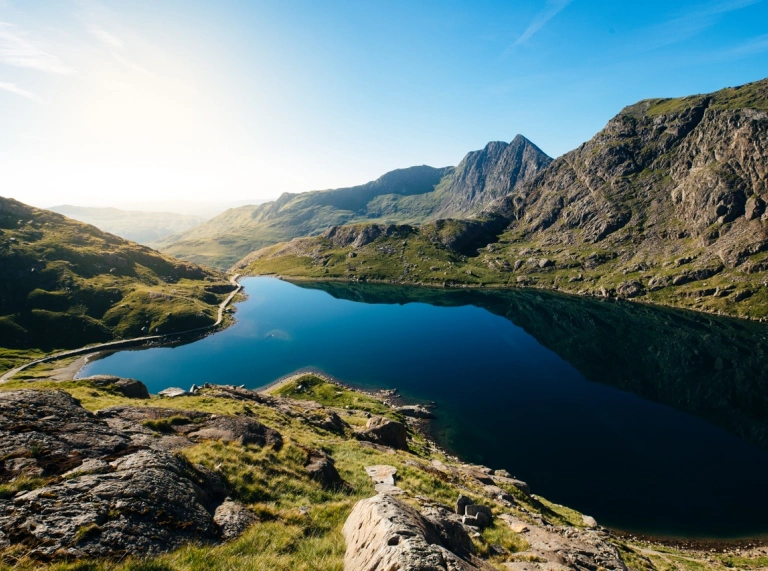 Golygfa o fynyddoedd o amgylch llyn