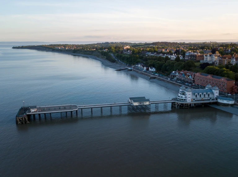 Golygfa o'r awyr o bier a thraeth Penarth