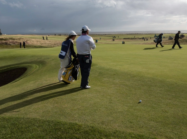 Dau golffiwr yn sefyll ar gwrs golff