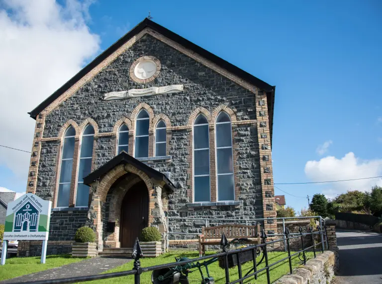 Tu allan Ganolfan Dreftadaeth Llanwrtyd.