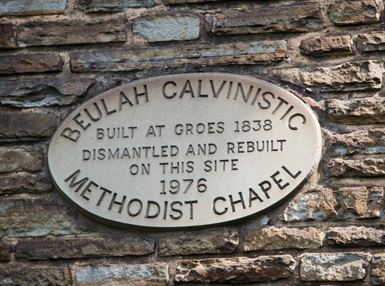 Arwydd Beulah Calvinistic Methodist Chapel ar wal