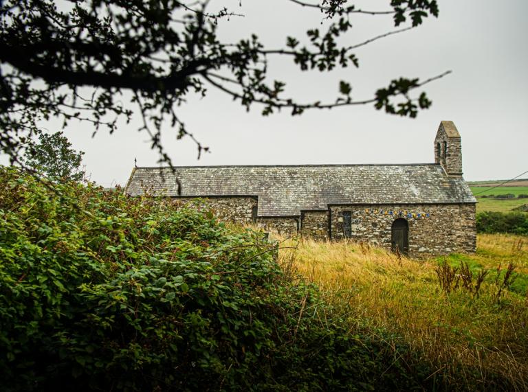 Golygfa allanol o Eglwys Sant Eloi, Llan-lwy