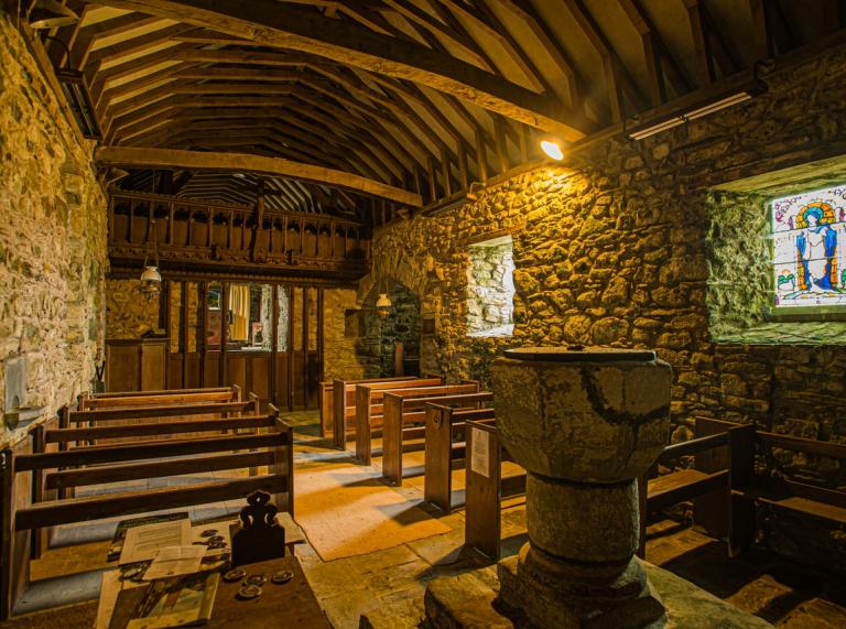 Tu fewn i Eglwys Sant Eloi, Llan-lwy