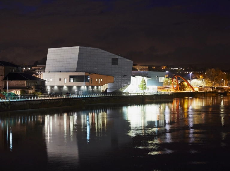 Llun nos ar draws yr afon i Theatr Glan yr Afon a Chanolfan Gelfyddydau, Casnewydd.