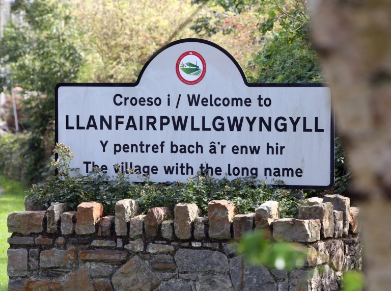 Arwydd Cymraeg yn dweud Llanfairpwllgwyngyll