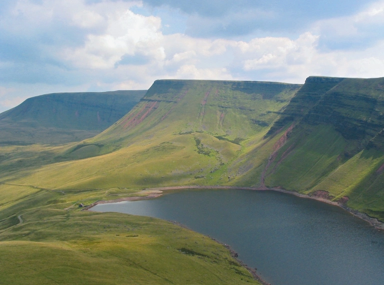 Mynyddoedd o amgylch llyn mawr