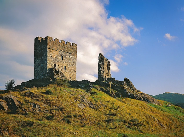 Castell ac adfeilion ar ben bryn.