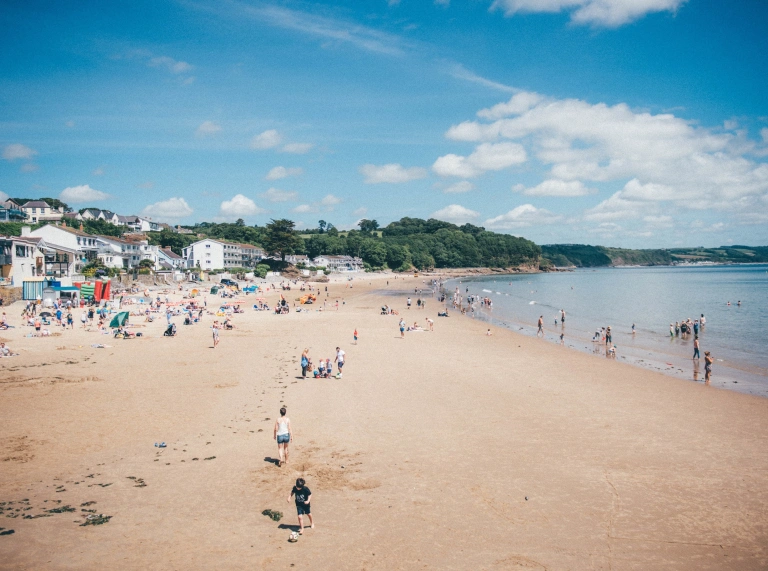 Teuluoedd yn chwarae ar y traeth