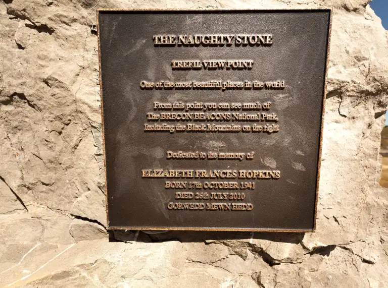 Plac y Naughty Stone.