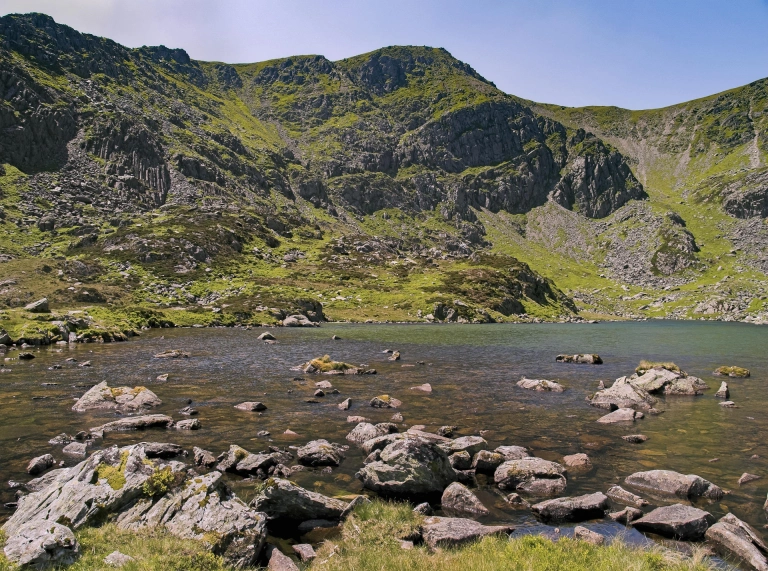 Llyn wrth droed mynydd.
