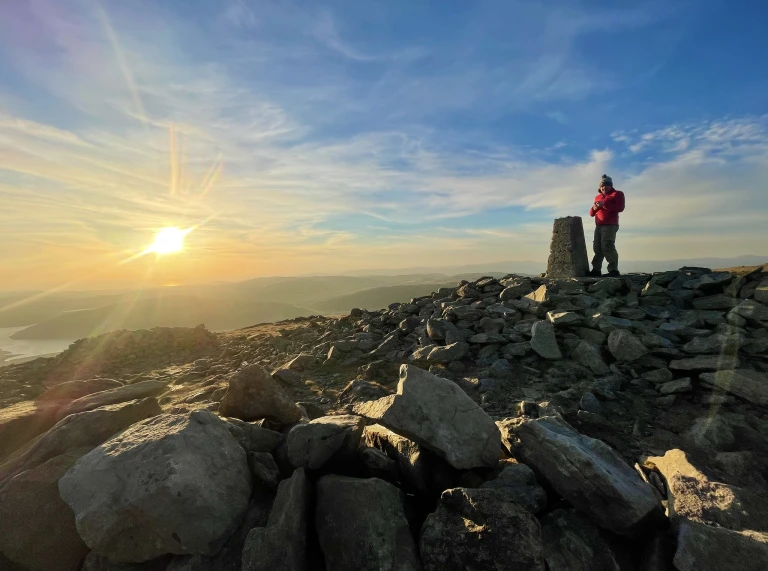 Golwg o’r haul yn machlud o gopa mynydd.