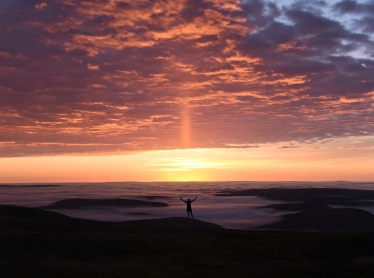 Golwg o’r haul yn codi o ben mynydd.