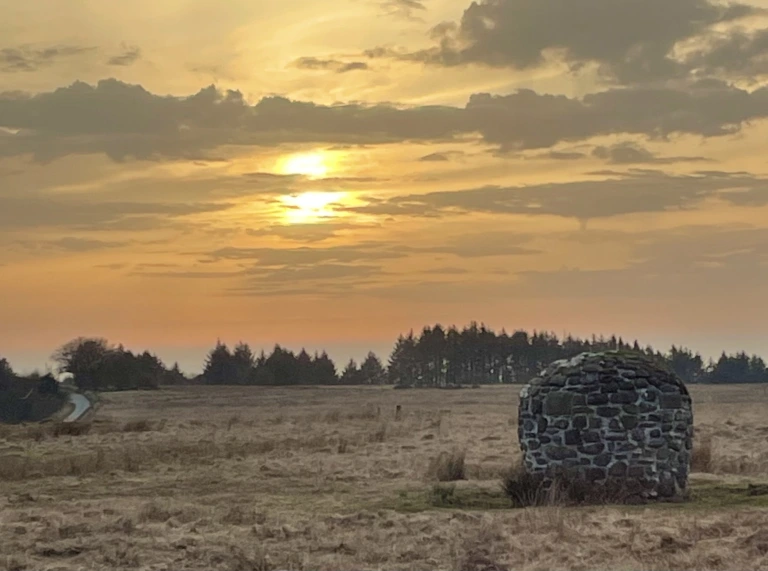 Arwydd ffordd yng Nghanolbarth Cymru yn erbyn cefndir o sêr hardd.