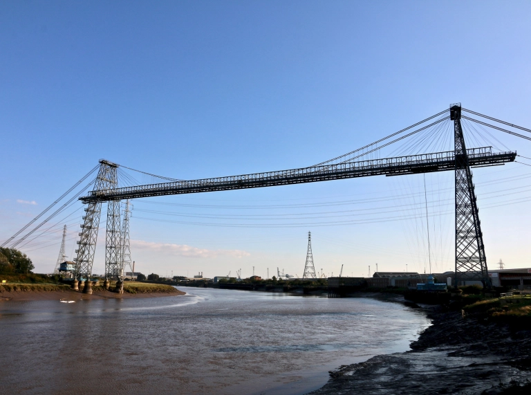 Pont fetel dros afon.