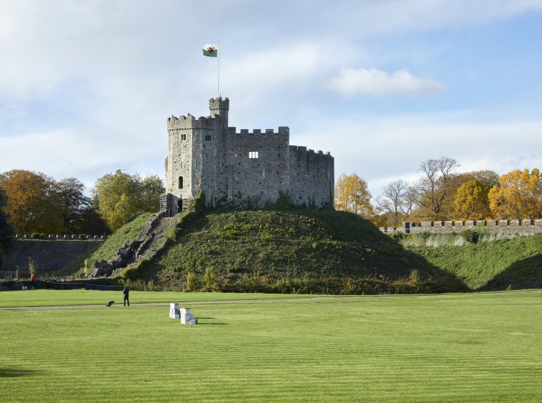 Y tir glaswelltog y tu mewn i Gastell Caerdydd, gyda Thŵr y Castell yn y cefndir