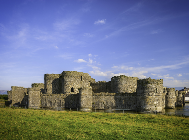 Castell wedi'i amgylchynu gan ddŵr