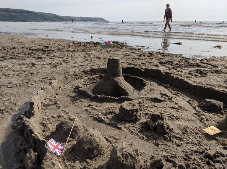 Castell tywod ar draeth.