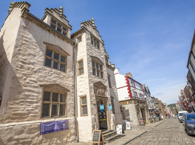 Y porthdy yn Nhŷ Elisabethaidd Plas Mawr, Conwy