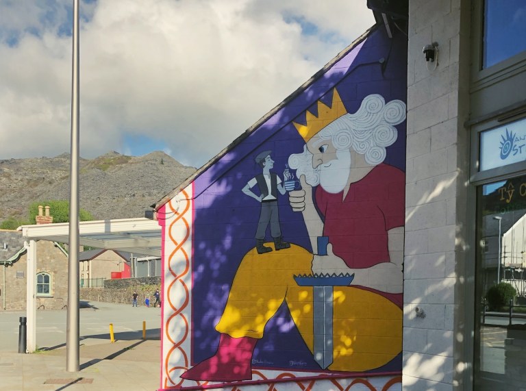 Murlun o Bendigeidrfran ar ochr adeilad