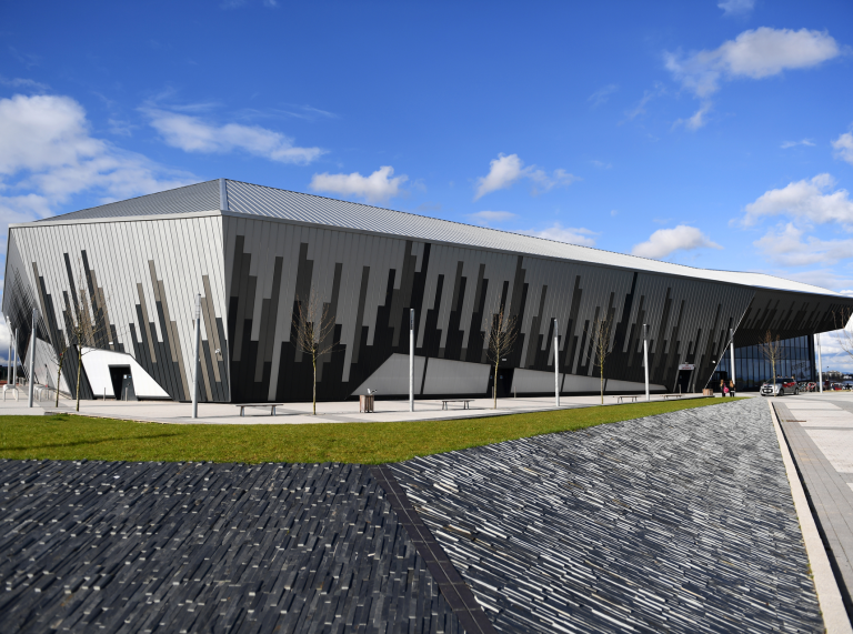 Adeilad mawr modern.