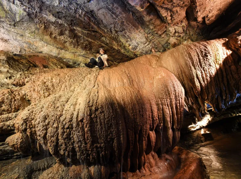 Ffurfiant creigiau mewn ogof danddaearol.