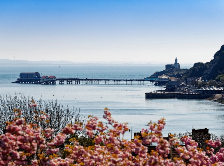 Pier yn ymestyn allan i fae.