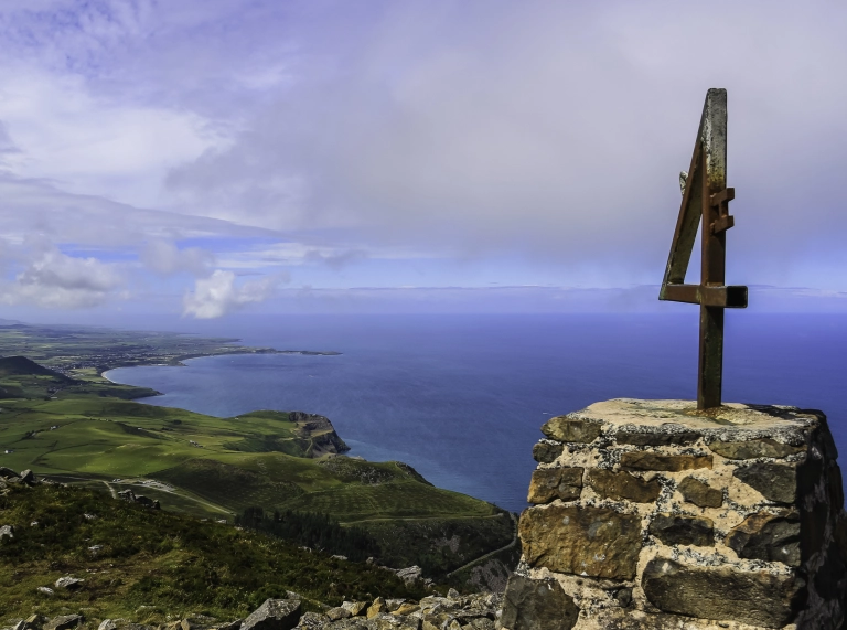 Golygfeydd dros y môr o bwynt uchel gerllaw pwynt trig.