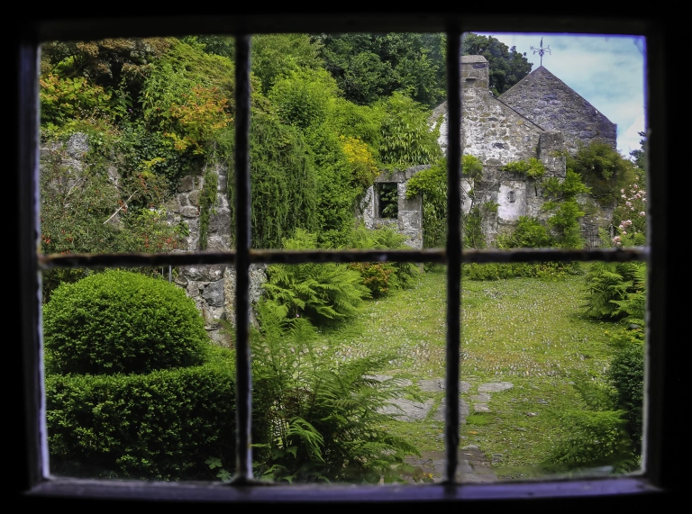 Edrych allan dros glos o’r tu mewn i’r tŷ.