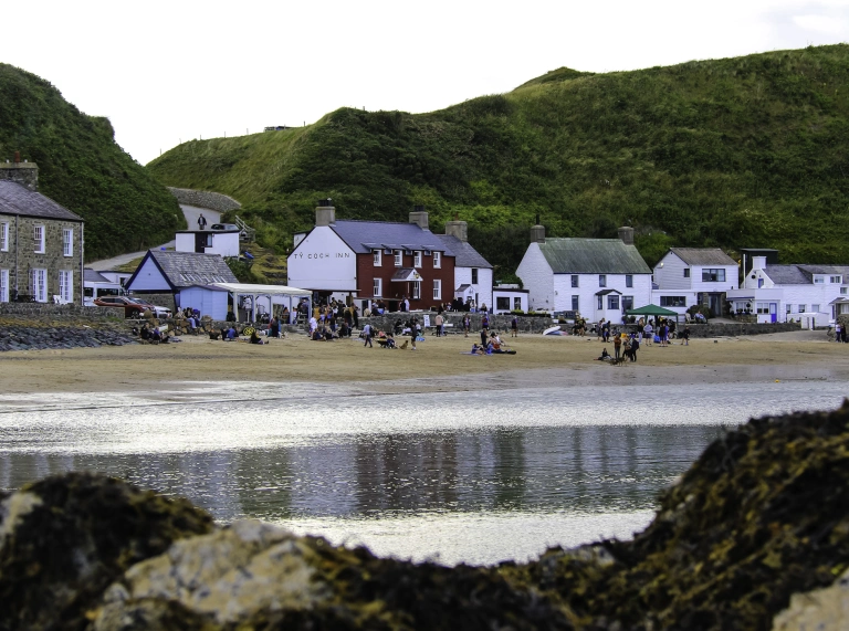 Rhes o dai ar ymyl traeth.