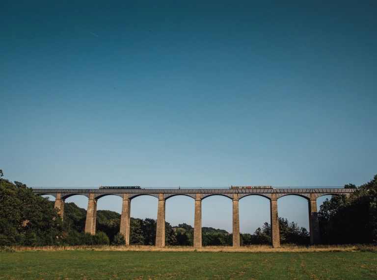 Traphont uchel yn cludo camlas, i’w gweld o’r ddaear.