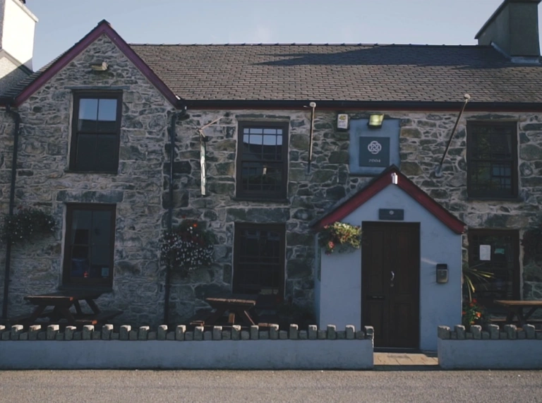 Tu allan i dafarn gerrig hynafol y Fic, Llithfaen.