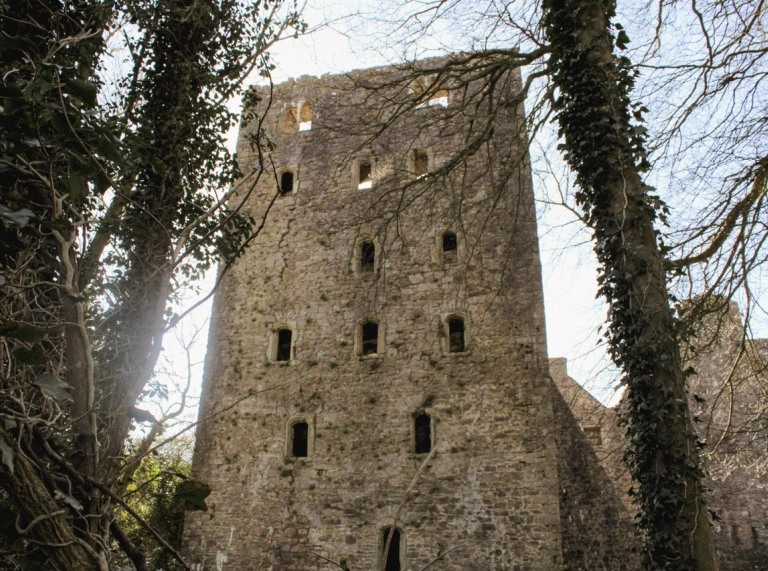 Tu allan i Gastell Oxwich.