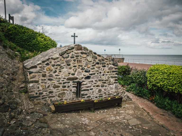 capel ger y môr.