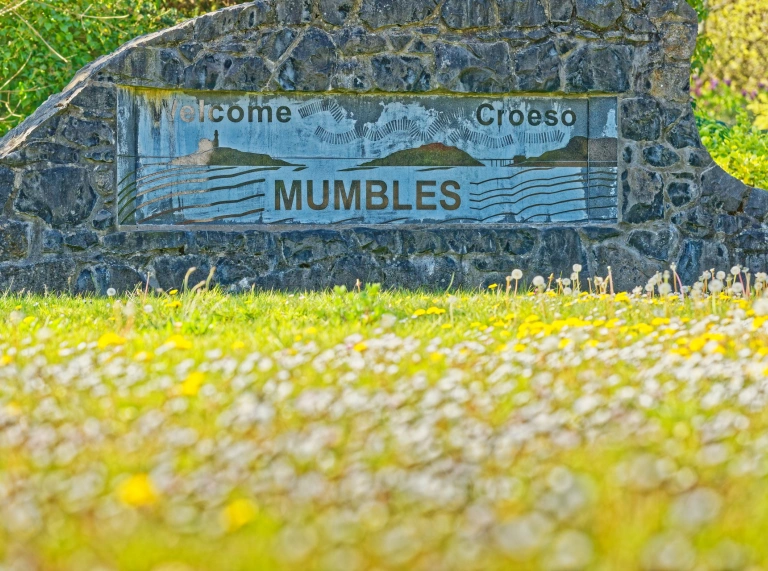 arwydd dwyieithog 'welcome croeso Mumbles'.
