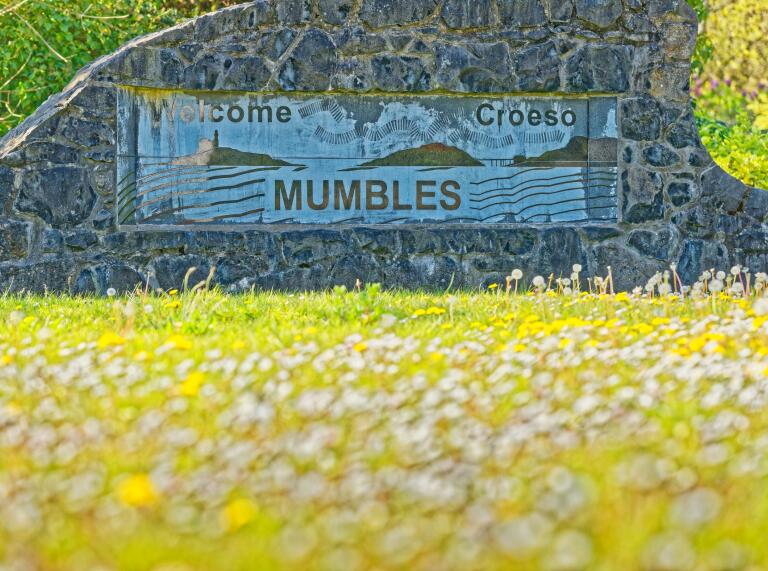 arwydd dwyieithog 'welcome croeso Mumbles'.
