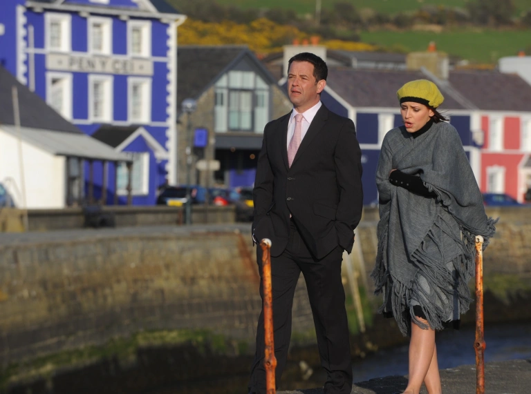 Actorion yn cerdded ar hyd cei Aberaeron