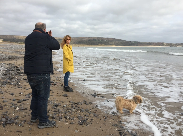 Actores yn cael ei ffilmio ar y traeth