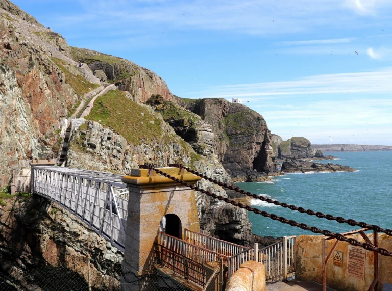 Pont i oleudy dros y môr.