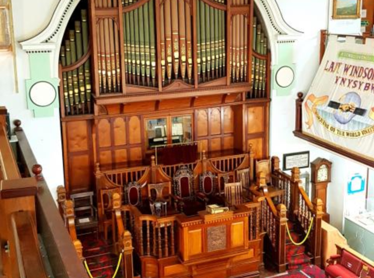 Llun o organ-bib yn yr amgueddfa