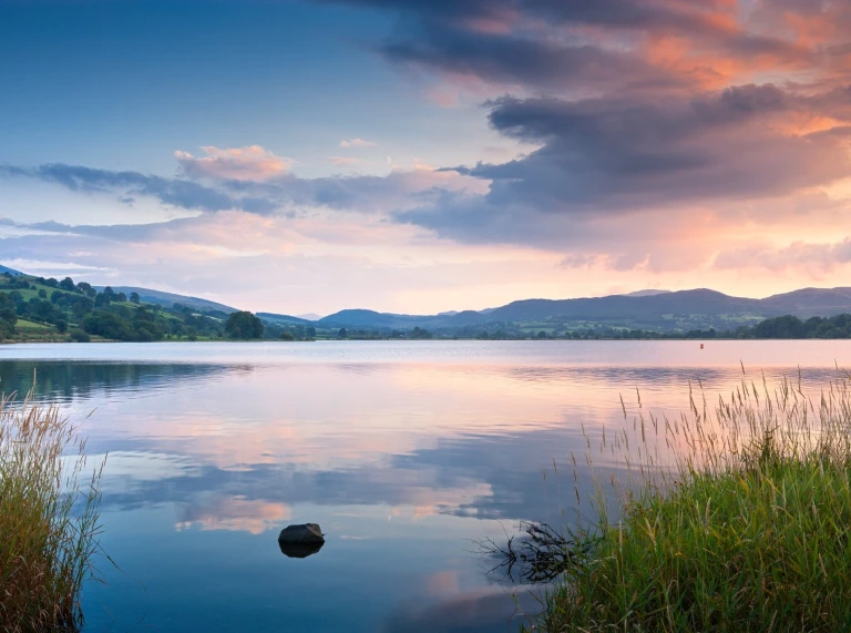 Llyn Tegid yn adlewyrchiadau arian.