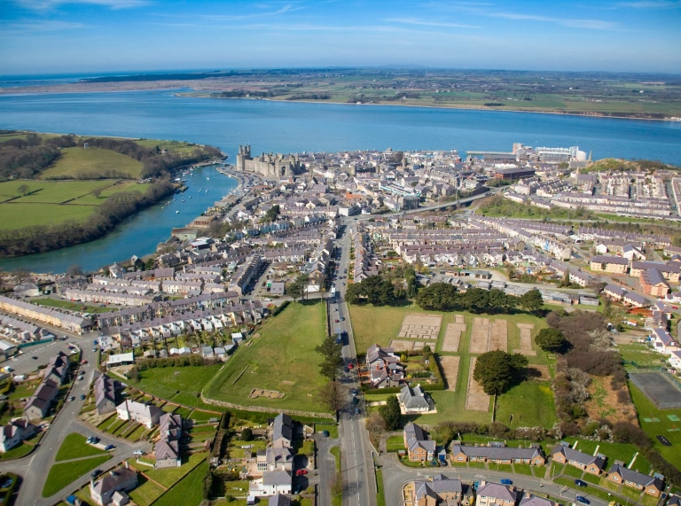 Golygfa o’r awyr o’r gaer Rufeinig gyda’r môr yn y cefndir