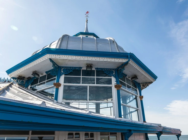 Llun agos o ran o do pier Llandudno