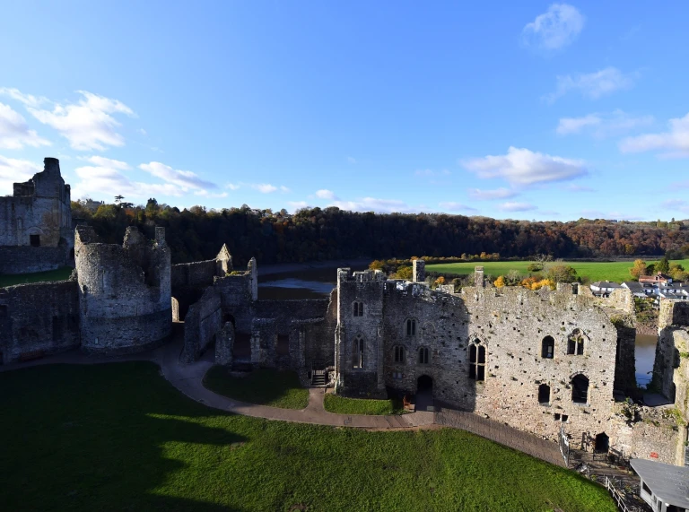 golygfa o'r tu mewn i gwrt y castell i'w weld o'r uchder.