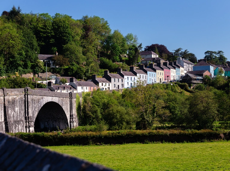 Rhes o dai wedi’u paentio â lliwiau llachar
