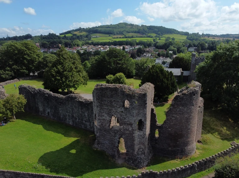 golygfa o’r awyr o adfeilion castell.