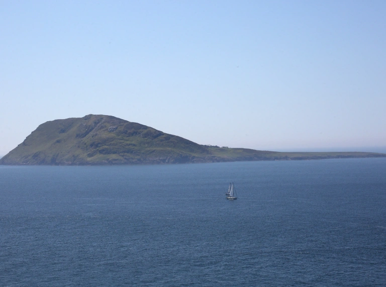 Golygfa o ynys a'r mor