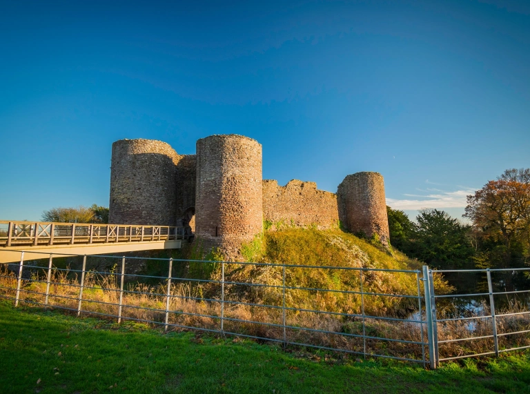 castell cerrig ar ddiwrnod heulog.